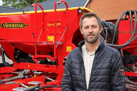 Asger Jørgensen er nu salgschef for det danske marked – bag ham dagens nyhed, Väderstad Spirit med nyt InLine system til samsåning af korn og gødning.